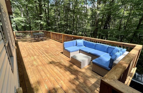 McHenry Cabin | Peaceful woodsy cabin, 5 mins to lake & Wisp! HOT TUB!