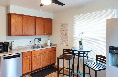 Clawson House | Peachtree/Royal Oak's Sweet Spot/King Bed