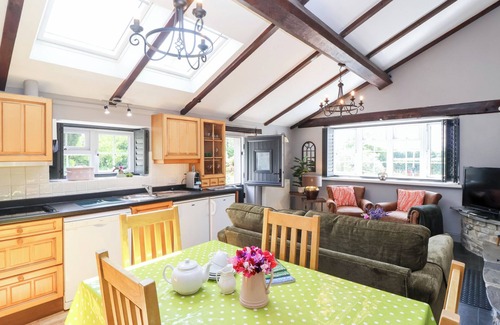 Highbridge Cottage | PEAR TREE COTTAGE, romantic, character holiday cottage in Mark