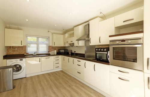 Southbourne Cottage | Pears Grove - Southbourne - a family house that sleeps 6 guests in 3 bedrooms
