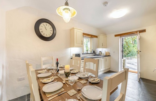 Bontnewydd Cottage | Penpompren is a beautiful thatched cottage located in the Cambrian Mountains.
