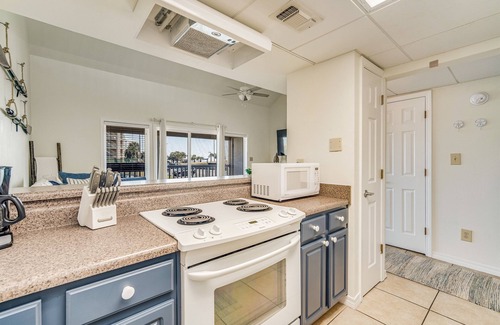 Villa Sabine Condo | Pensacola Beach 1 Bed Sleeps 6 Modern Loft