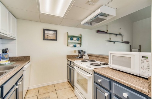 Villa Sabine Condo | Pensacola Beach 1 Bed Sleeps 6 Modern Loft