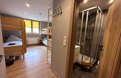 Leogang Bed & Breakfast | Pension Haus Tirol - family room, shower, WC, 2 bedrooms