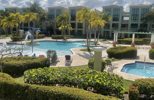 Loiza Apartment | Penthouse con Vista al Mar en Aquatika – Frente a la Piscina