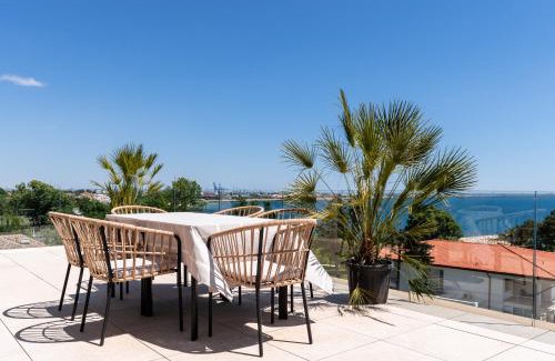 Eforie Nord Apartment | Penthouse Deosebit Frontal la Mare, pe Faleza din Eforie Nord - Situat la etajul 4 în locația Amaris Aparthotel