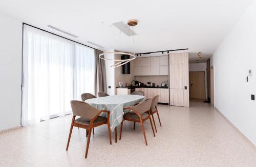 Eforie Nord Apartment | Penthouse Deosebit Frontal la Mare, pe Faleza din Eforie Nord - Situat la etajul 4 în locația Amaris Aparthotel