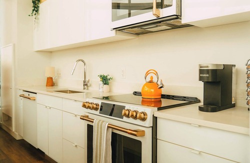 Halifax Bed & Breakfast | *Penthouse* - Luxe Stay with Views - Free Parking