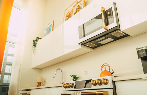 Halifax Bed & Breakfast | *Penthouse* - Luxe Stay with Views - Free Parking