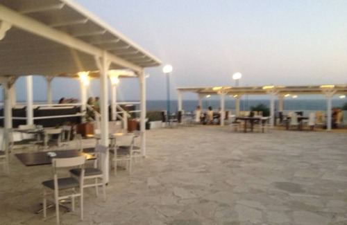 Tersefanou Condo | Penthouse studio with sea view near the airport