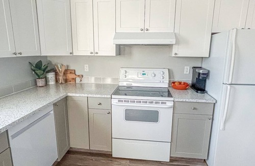 Okanagan-Similkameen Apartment | Penticton Guesthouse with King Bed