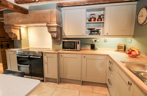 Bronygarth Cottage | PENTRE HALL, pet friendly, character holiday cottage in Bronygarth