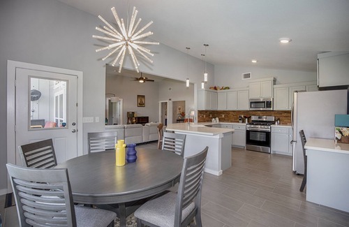Dickinson House | Pepe's Place - Newer Home w/heated Spa Pool, close to Galveston Island & Houston