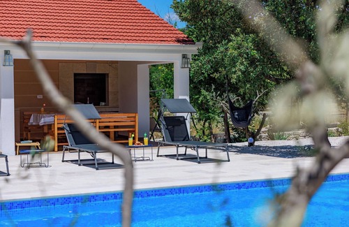 Sestanovac House | Perfect 3-bedroom house with pool, WiFi, fitness room in peaceful Šestanovac
