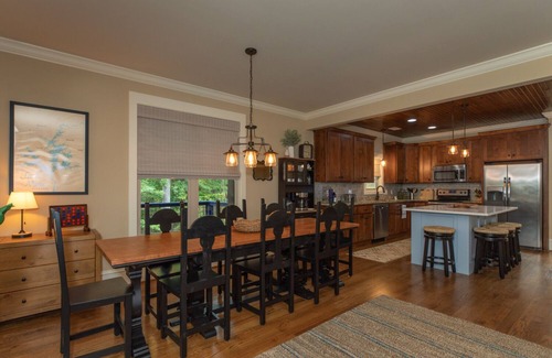 Smith Mountain Estates House | Perfect 4 Families w/2 Masters, Hot-tub + Game Room, Private Dock & Beach Area!