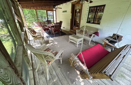 Frankfort Cottage | Perfect Bourbon Trail Couple Getaway