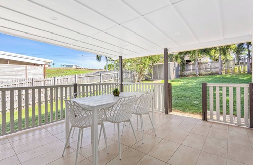 Lammermoor House | Perfect Cooee Bay Beach Getaway!
