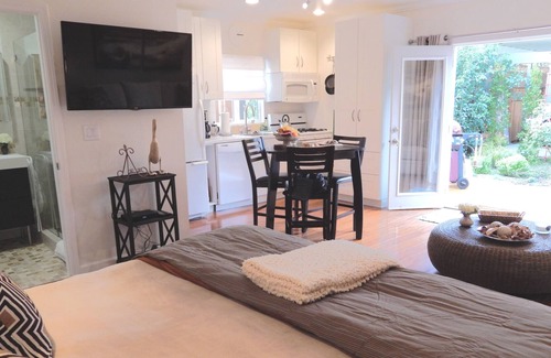 Van Nuys Cottage | Perfect Cottage w/private garden & garage in Sherman Oaks area
