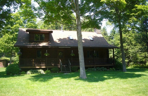 Lake Hill House | Perfect dream log house on creek with waterfalls, shorter stay for friends