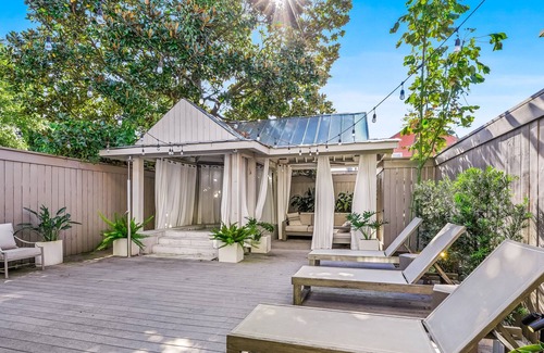 Irish Channel Apartment | Perfect Escape in Downtown W/ Shared Hot Tub, Steam Rooms, Sun Deck & Fast WiFi!