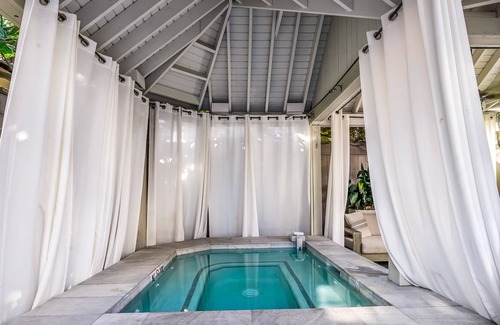 Irish Channel Apartment | Perfect Escape in Downtown W/ Shared Hot Tub, Steam Rooms, Sun Deck & Fast WiFi!
