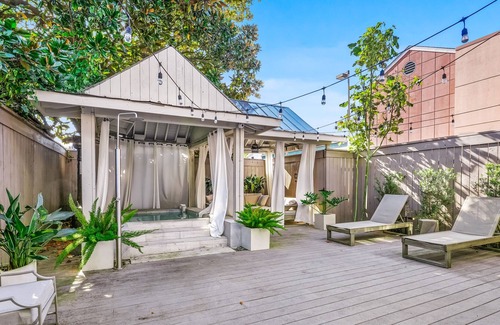 Irish Channel Apartment | Perfect Escape in Downtown W/ Shared Hot Tub, Steam Rooms, Sun Deck & Fast WiFi!