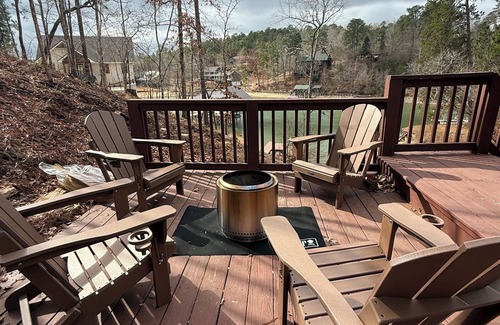 Dadeville House | Perfect Fall getaway, firepit, fireplaces and close to Auburn!