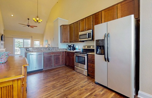 Bermuda Bay Condo | Perfect Family Getaway with Full Kitchen and Wifi
