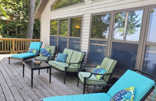 Weyauwega Cottage | Perfect family get-away with lake front property & sandy shores on White Lake