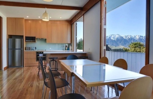 Queenstown House | Perfect for 2-12 guests with AMAZING VIEWS!