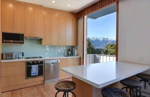 Queenstown House | Perfect for 2-12 guests with AMAZING VIEWS!