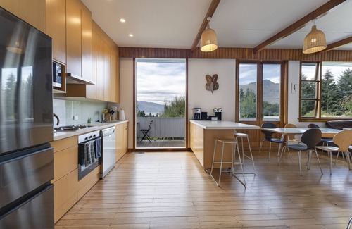 Queenstown House | Perfect for 2-12 guests with AMAZING VIEWS!