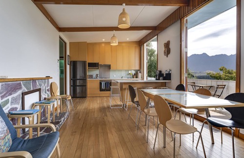 Queenstown House | Perfect for 2-12 guests with AMAZING VIEWS!