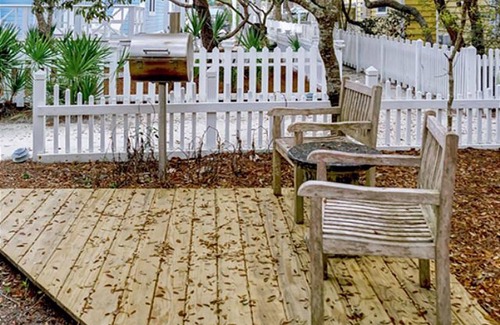 Seaside House | PERFECT FOR A COUPLE'S GETAWAYS! 2 MINUTE WALK TO POOL & BEACH