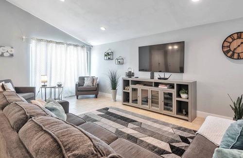 Pima Meadows House | Perfect for Business or Pleasure! Private Pool, Close to Spring Training, Old Town Scottsdale & ASU!