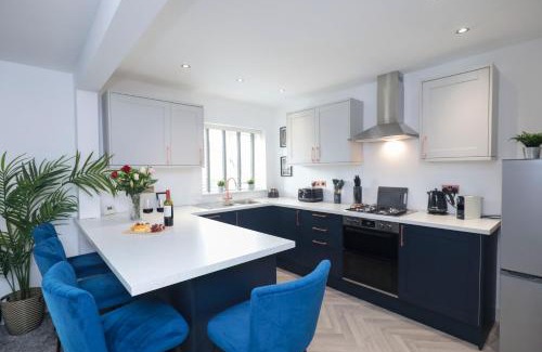 Brierley Hill House | Perfect for Contractors with on site parking