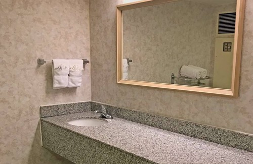 Radnor - Fort Myer Heights Resort | Perfect for Groups! 3 Units, Free Onsite Parking, Pets are Welcome!