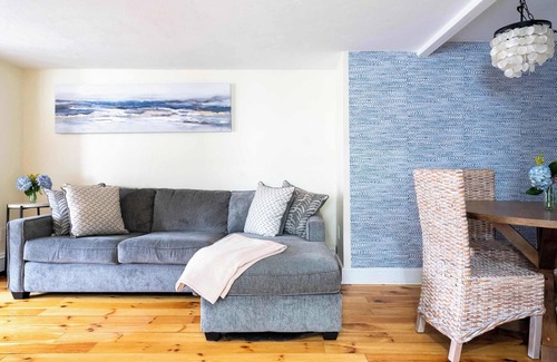 Yachting Village Apartment | Perfect for Large Groups, Downtown Newport 5 bed!