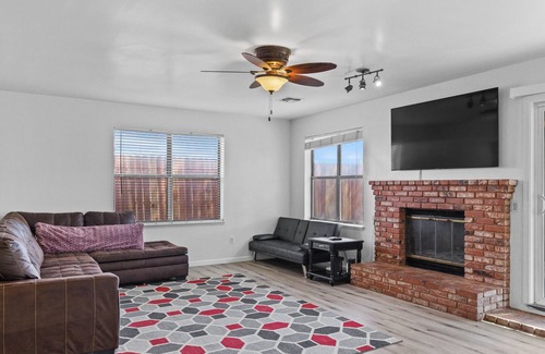 Pumpkin Center House | Perfect getaway in the 93313 neighborhood! Close to Downtown!