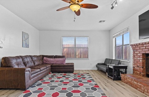 Pumpkin Center House | Perfect getaway in the 93313 neighborhood! Close to Downtown!