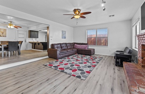 Pumpkin Center House | Perfect getaway in the 93313 neighborhood! Close to Downtown!