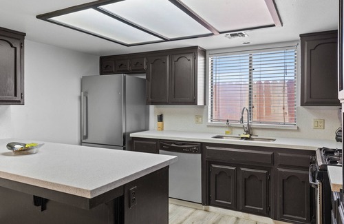 Pumpkin Center House | Perfect getaway in the 93313 neighborhood! Close to Downtown!