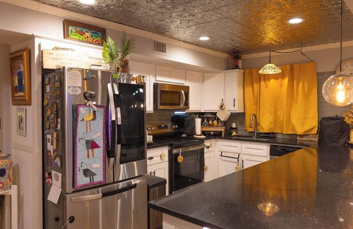 Palm Valley House | PERFECT HOME - 2 lg bedrooms, huge kitchen/living/dining/gardens/yard/hot-tub.