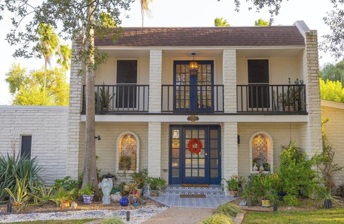 Palm Valley House | PERFECT HOME - 2 lg bedrooms, huge kitchen/living/dining/gardens/yard/hot-tub.