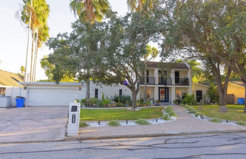 Palm Valley House | PERFECT HOME - 2 lg bedrooms, huge kitchen/living/dining/gardens/yard/hot-tub.
