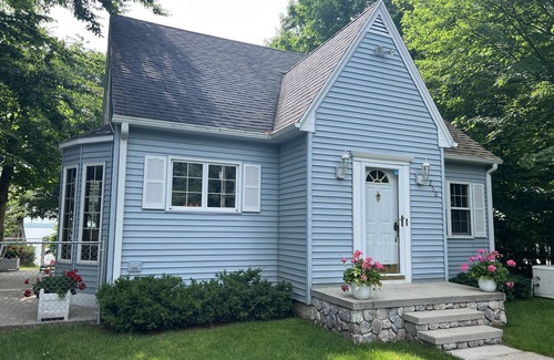 Fremont Cottage | Perfect lakefront family cottage with private dock and room to play!