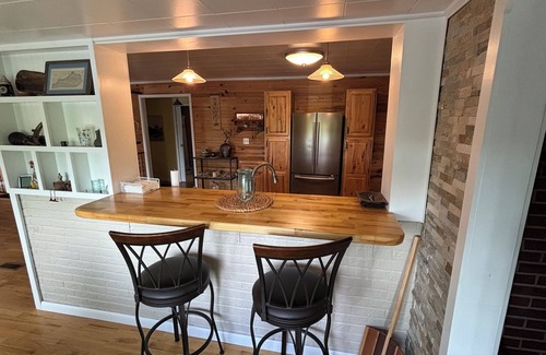 Danville House | Perfect Lakeside Retreat for Families and Friends, 8beds, Lake & Dock Access
