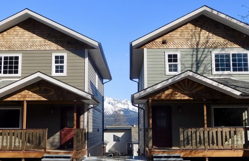 Seward House | Perfect location in the heart of Seward with a view of Mt Marathon and the Bay.
