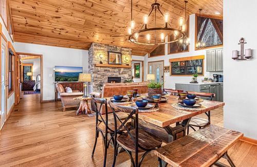 Gatlinburg - Pigeon Forge Cabin | Perfect on River, 4 EnSuite Kings w HotTub Firepit