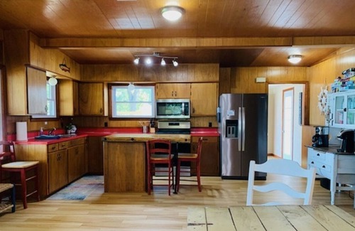 Williamsburg Cottage | *Perfect Waterfront Home* (Skegemog/Torch/Elk)